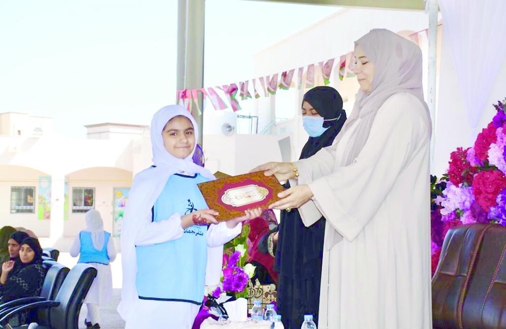 تكريم الفتيات المشاركات في الملتقى