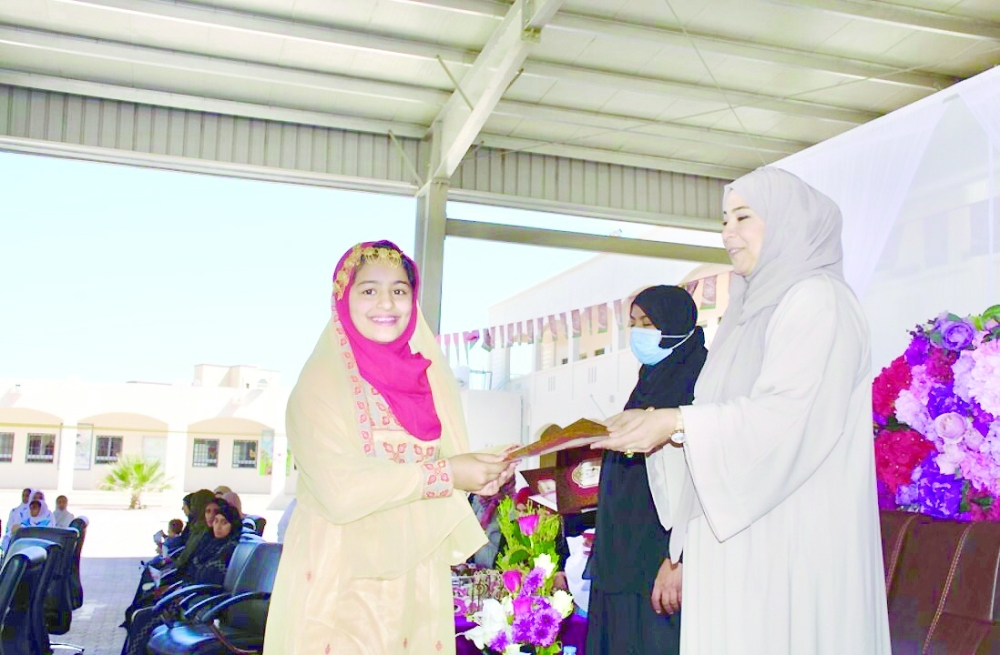 تكريم الفتيات المشاركات في الملتقى