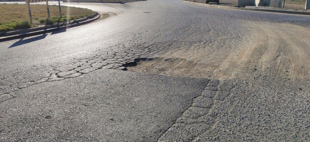حفر عميقة بالشارع