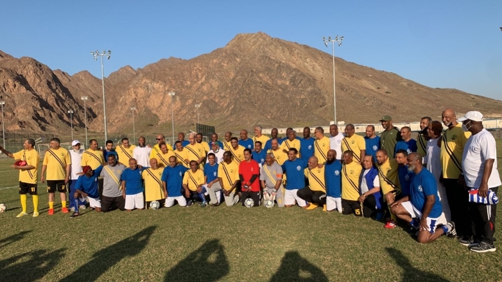 لقطة جماعية للاعبي الفريقين