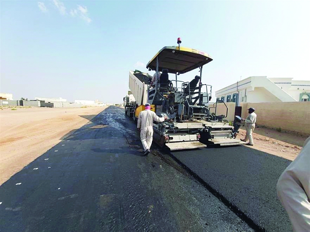 رصف الطرق الداخلية بين الأحياء السكنية