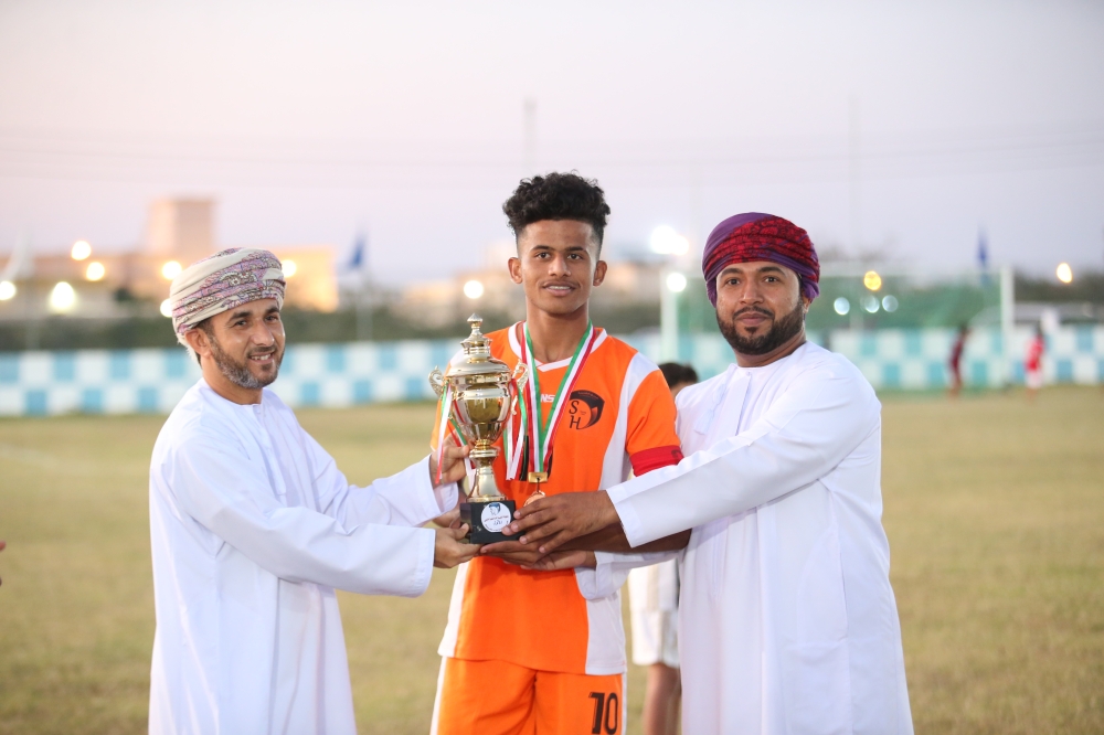 تتويج الفريق الفائز بالمركز الأول