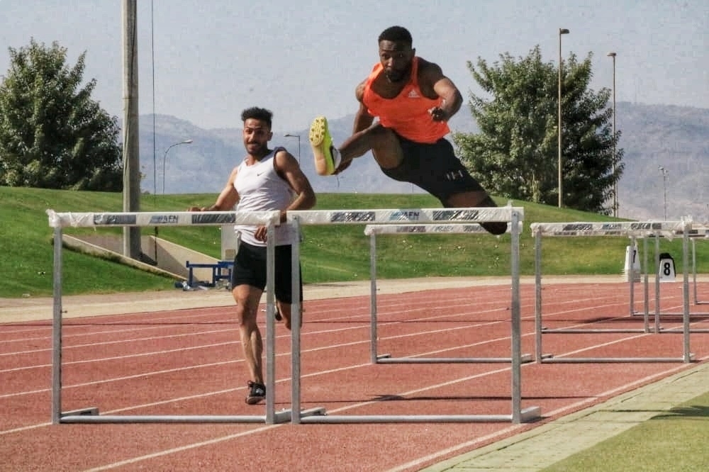 من منافسات سباق الجري موانع