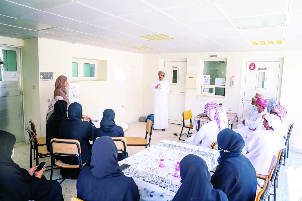 من لقاء معالي السيد وزير الدولة ومحافظ مسندم بالشباب في منطقة كمزار البحرية