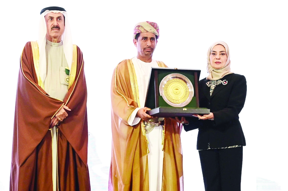 منح سالم الكعبي جائزة التميز البرلماني