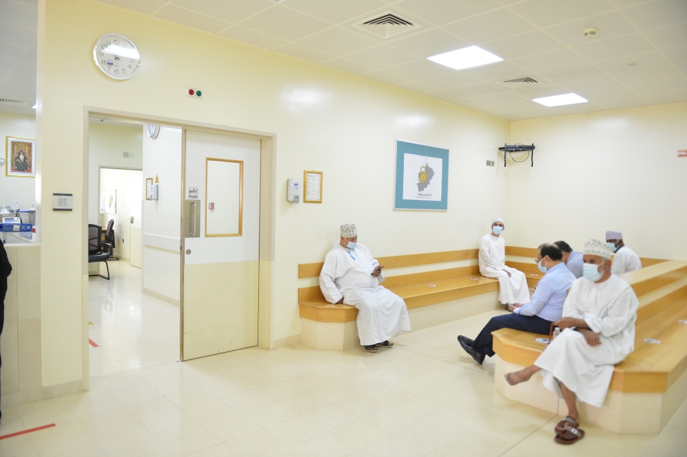 مجموعة من مراجعي المركز الصحي في انتظار دورهم لتلقى العلاج
