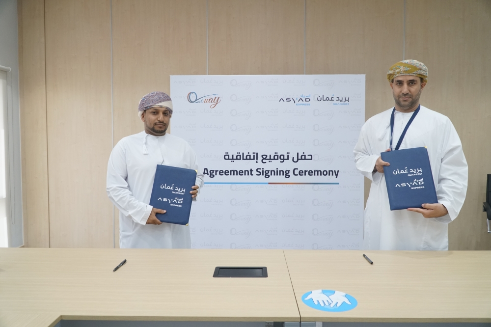 خلال توقيع اتفاقية تقديم خدمات بريد عمان