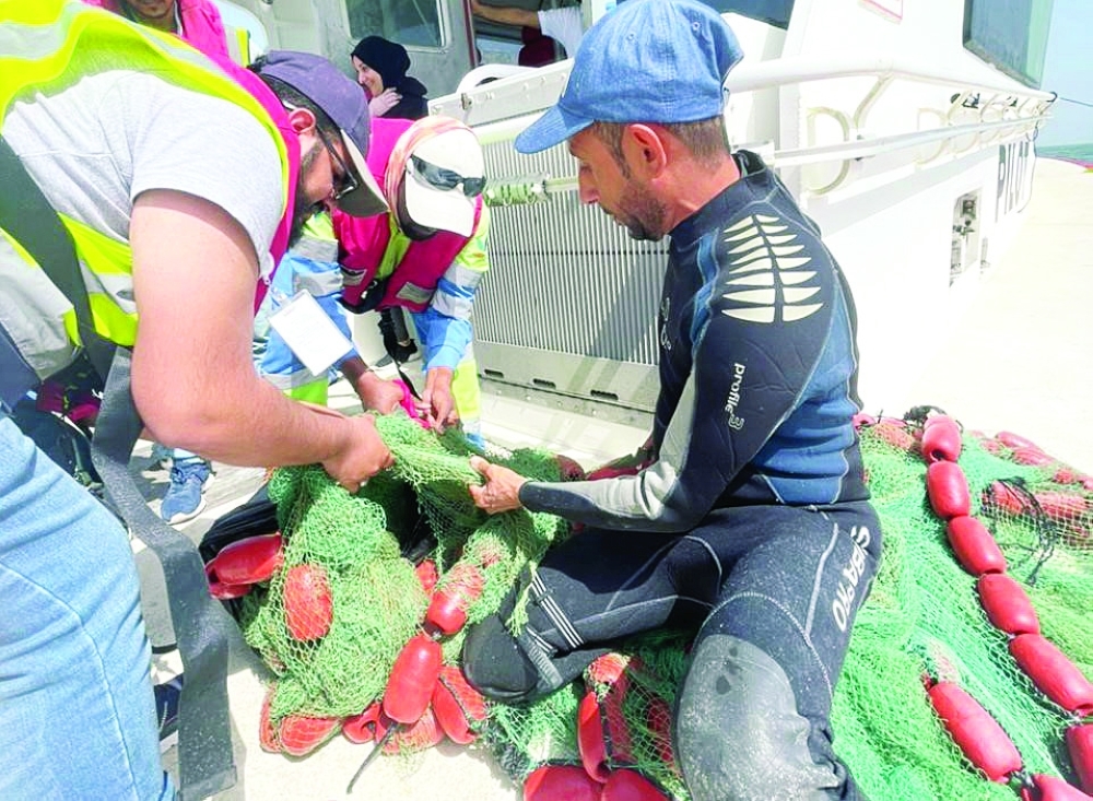 خلال استخراج مخلفات الصيد بالدقم