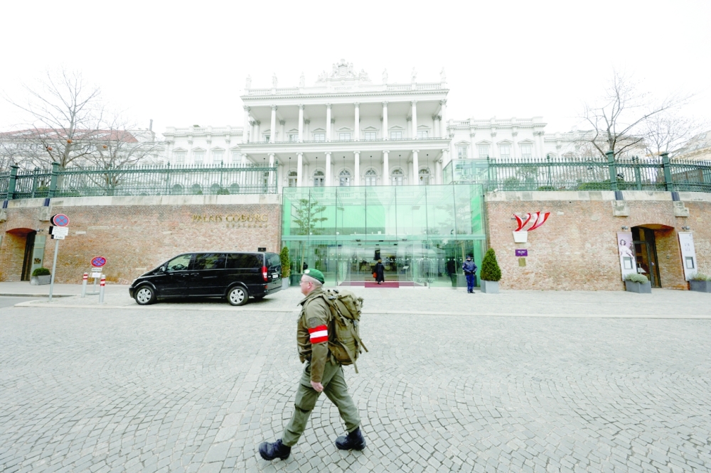 
احد أفراد القوات المسلحة النمساوية يمشي بالقرب من قصر كوبرغ وهو المكان الذي يتم فيه المباحثات الايرانية والقوى الكبرى الهادفة الى إحياء اتفاق العام 2015 بشأن برنامج طهران النووي. رويترز  