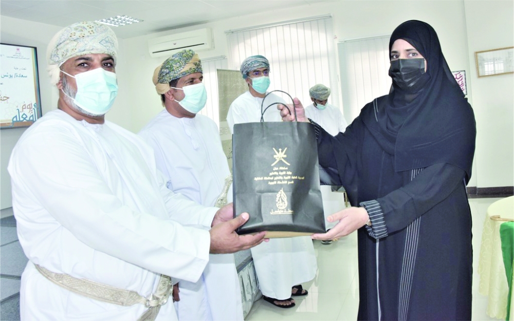 تكريم التربويين في يوم المعلم بالبريمي 