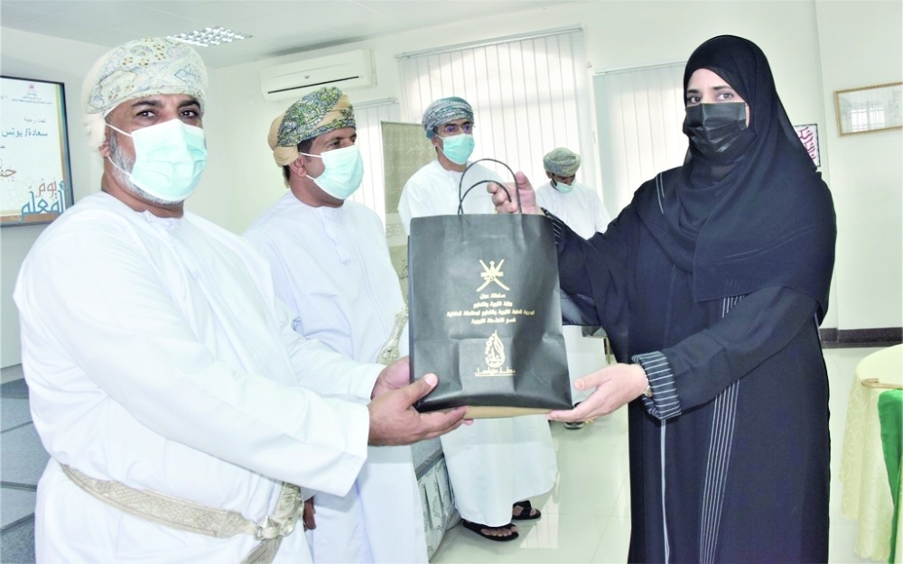 تكريم التربويين في  البريمي