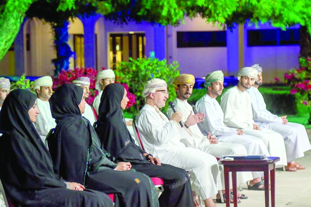 معالي وزير التراث والسياحة خلال حديثه في برنامج «مع الشباب»