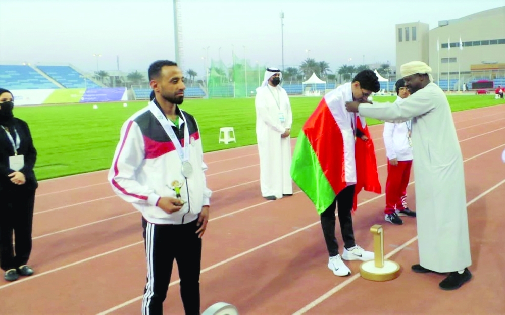 منصور الطوقي يتوج أحد لاعبي منتخبنا الوطني