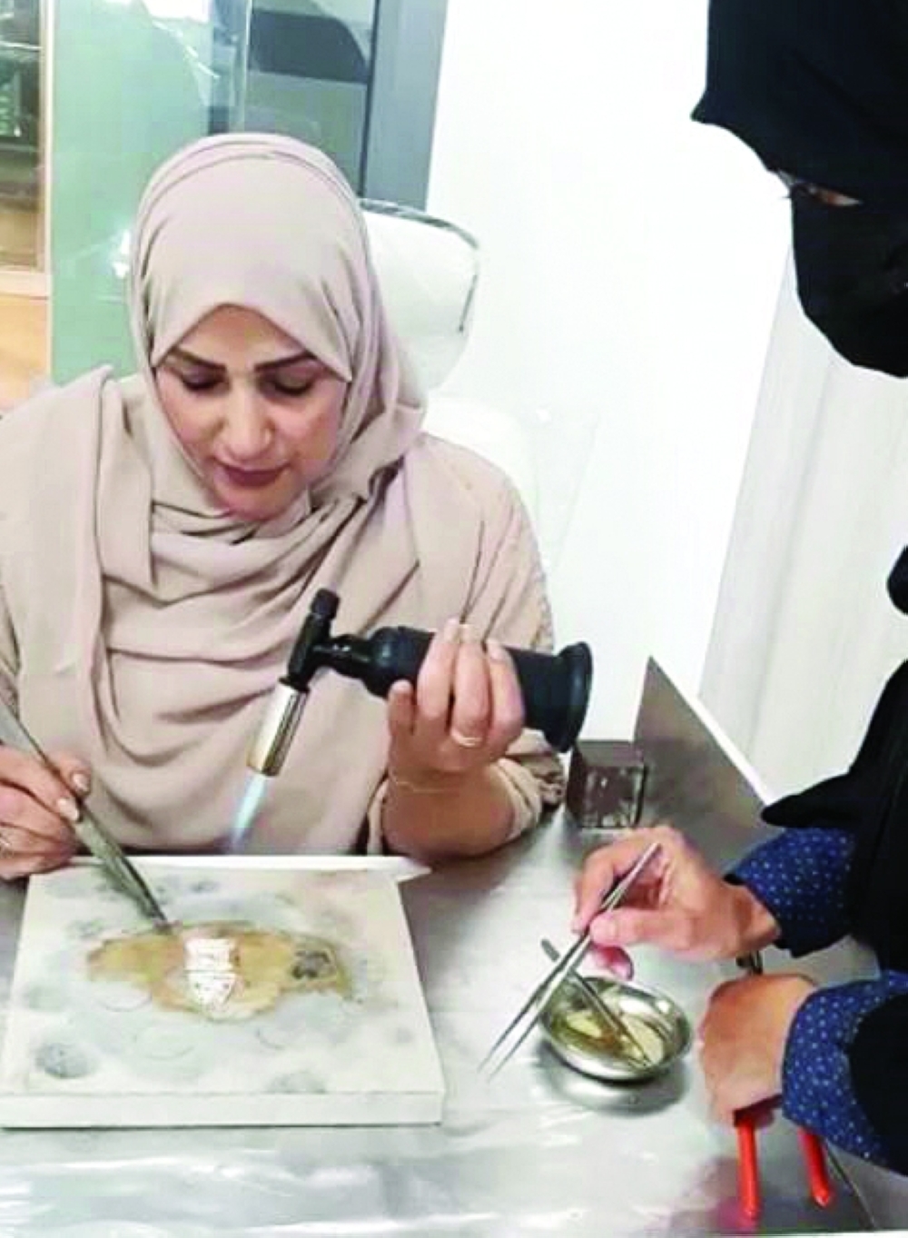 الهاشمية خلال عملها في صناعة الفضيات