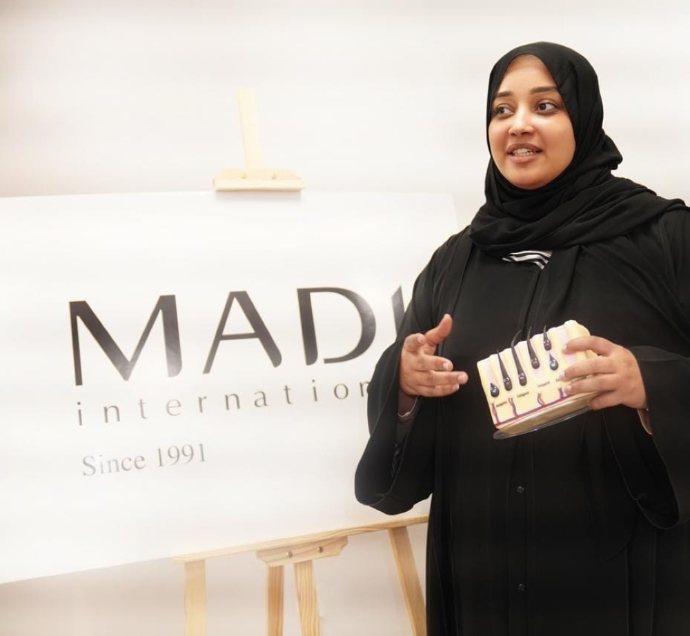 النظيرية خلال تقديمها حلقة عمل في مجال التجميل