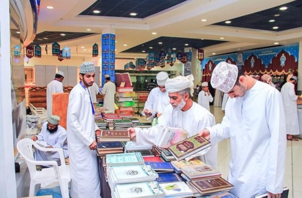 2 - إقبال على شراء الكتب في المعارض.