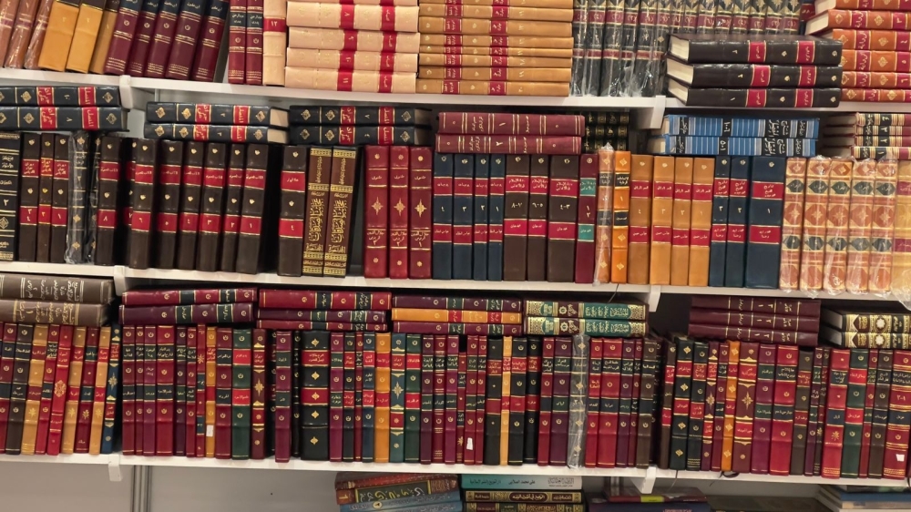 3 - كتب قديمة تضفي لمسة جمالية في معرض مسقط الدولي للكتاب.