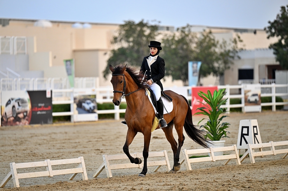 جانب من مشاركة الفتيات في مسابقة أدب الخيل 
