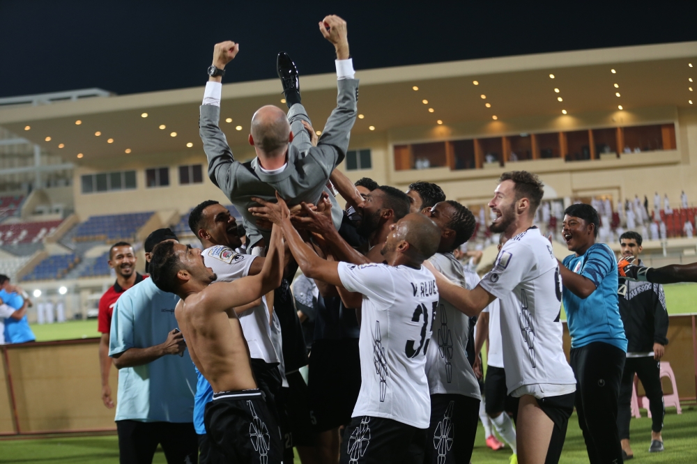 لاعبو الرستاق يحملون مدربهم بعد الـتأهل للنهائي