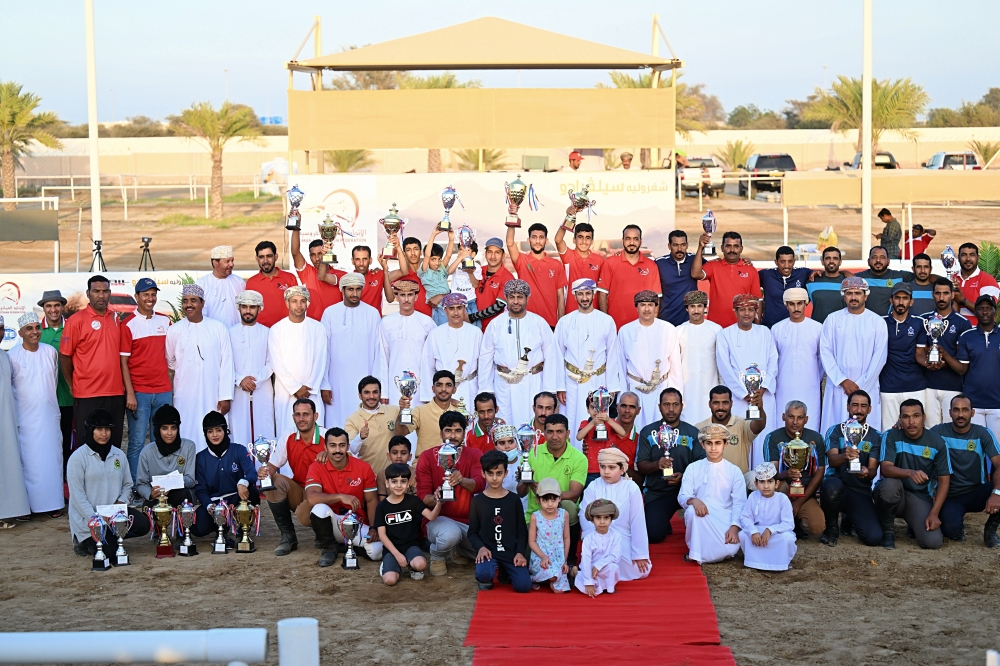 لقطة جماعية للفائزين بالمراكز الأولى في الختام 