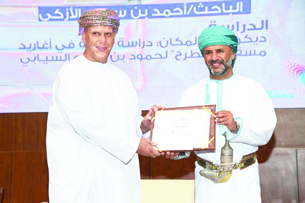 أحمد الأزكي يستلم جائزة المركز الثالث