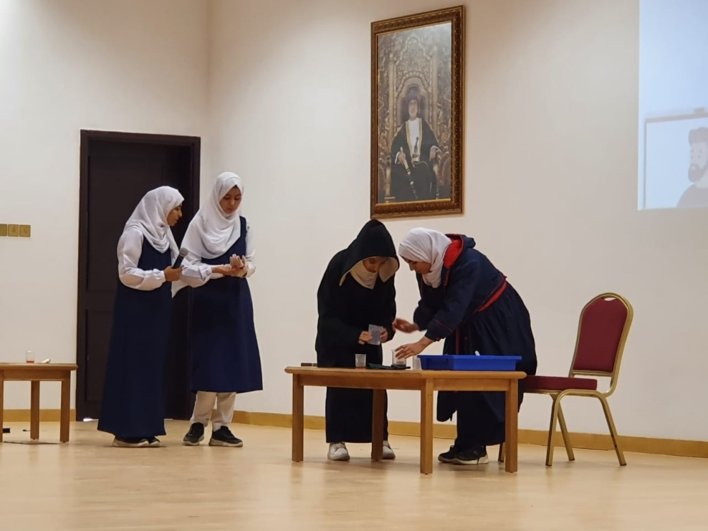 تقديم مسرحية علمية