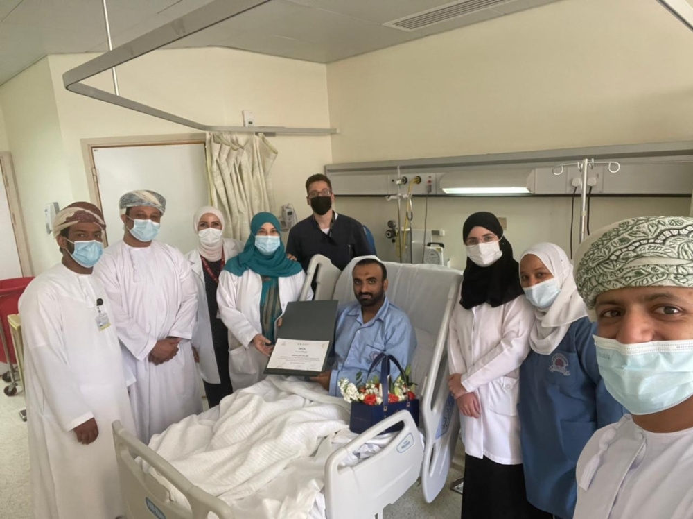 مع متبرع الكبد لأول طفل في السلطنة