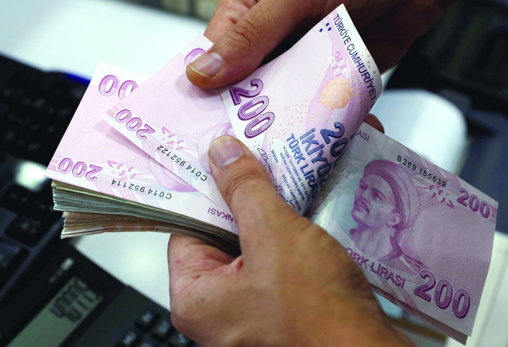 عملات ورقية لليرة التركية - رويترز 