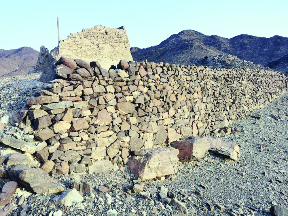 سور حجري يحيط بمساجد العُبَّاد ببهلا