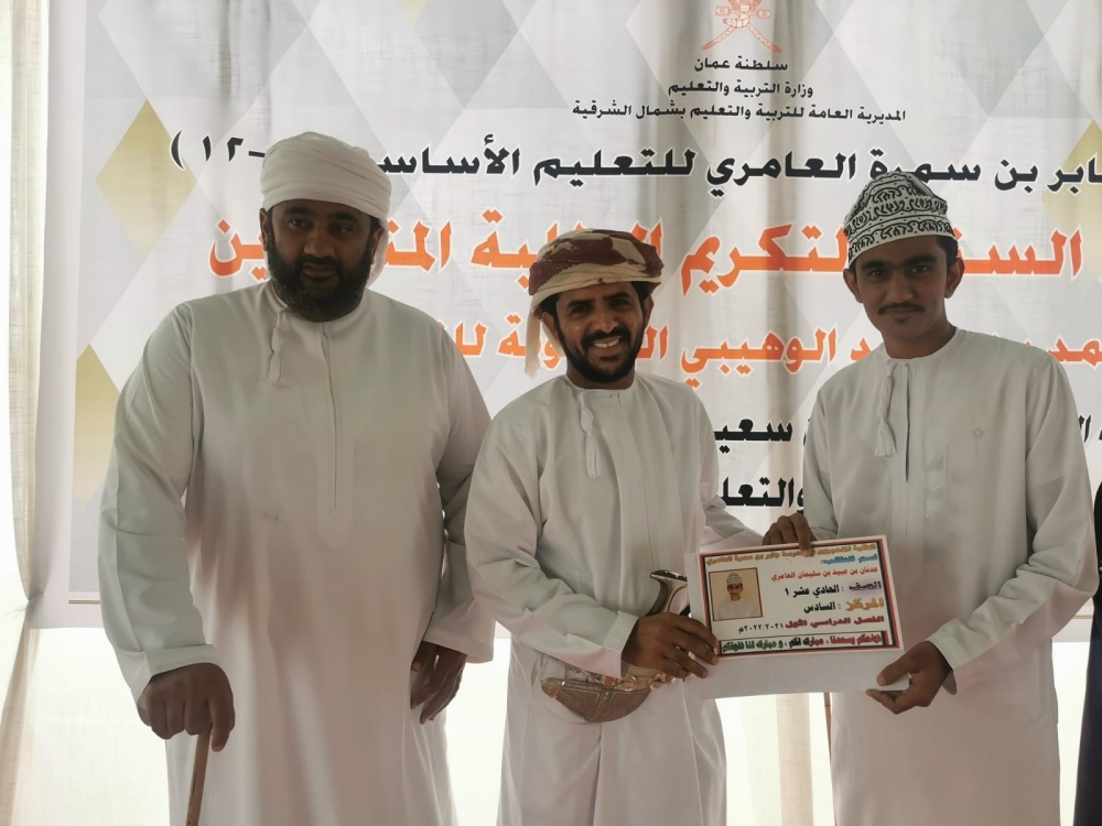  راعي المناسبة يكرم الطلبة المتفوقين 