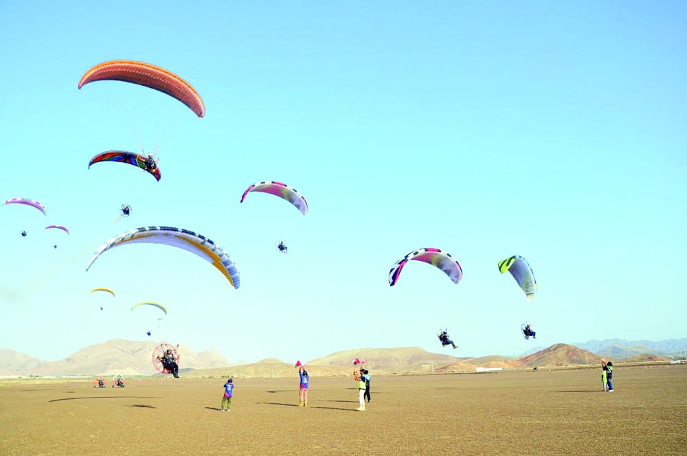 جانب من فعاليات الطيران الشراعي 