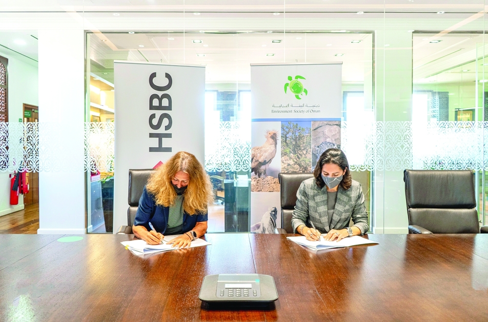 أثناء التوقيع على الاتفاقية