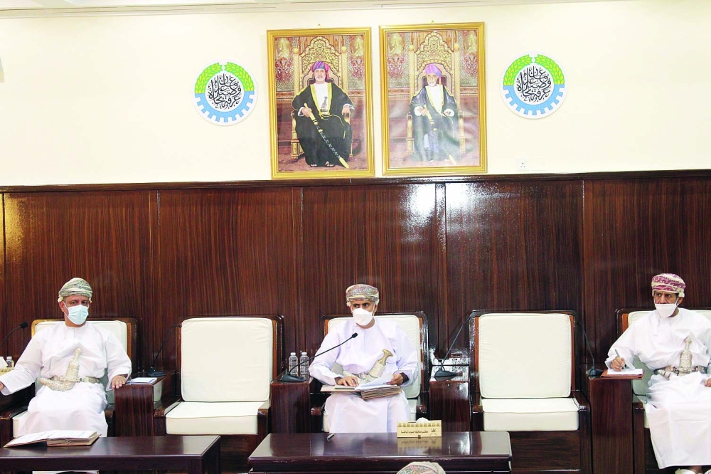 محافظ جنوب الباطنة خلال ترؤسه الاجتماع