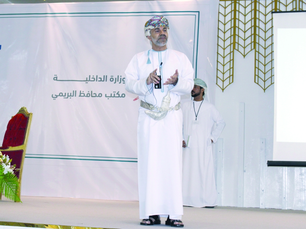 محافظ البريمي في إحدى مداخلاته