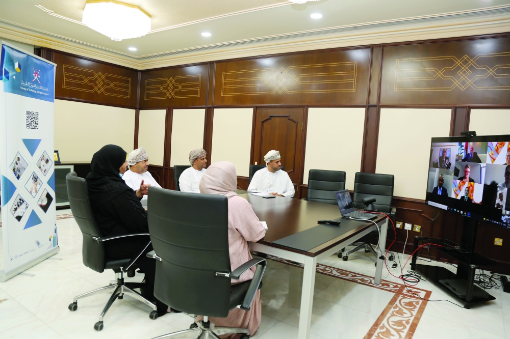 أثناء توقيع الاتفاقية مع جامعة مردوخ