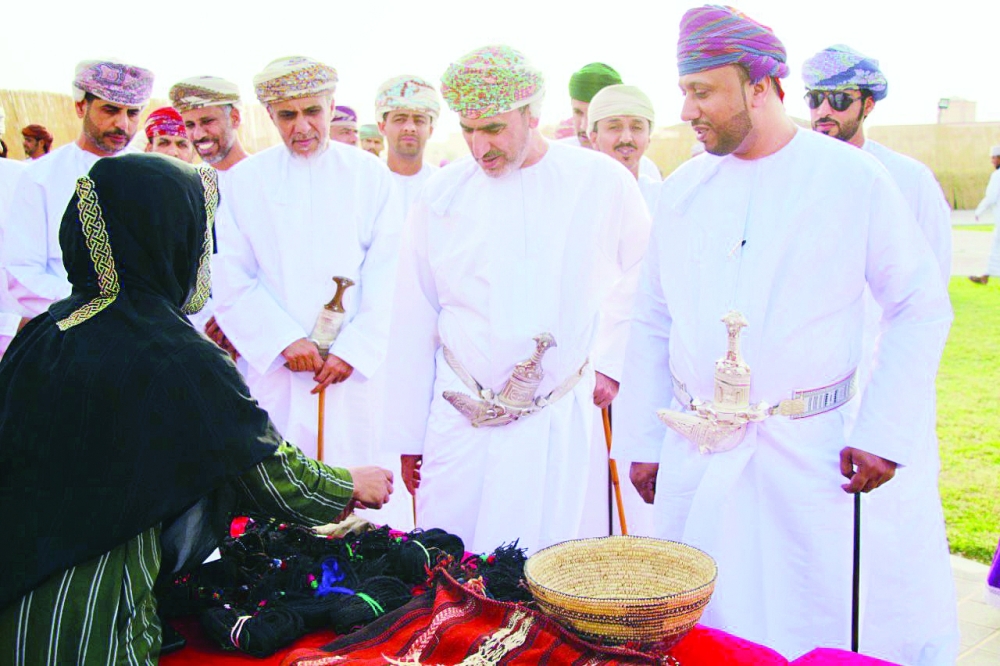 من المشغولات الحرفية في المعرض