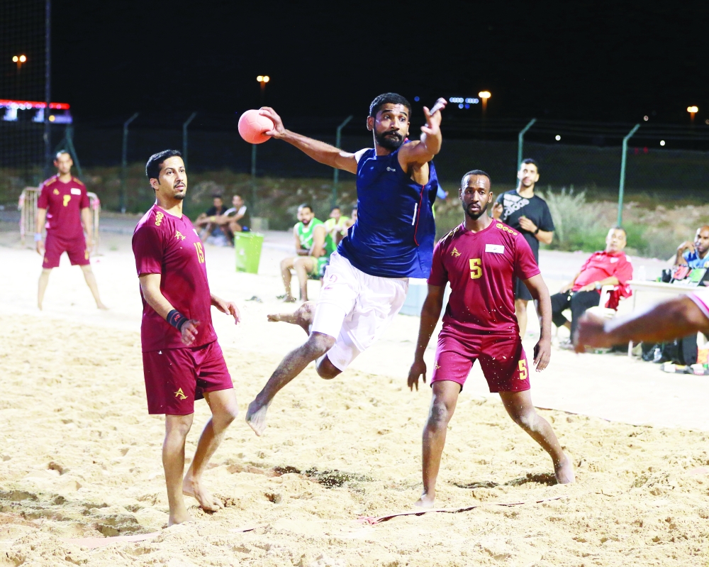 جانب من لقاءات البطولات الشاطئية 