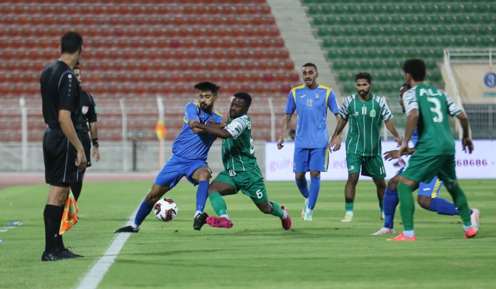 جانب من لقاء صحار و بهلا بالجولة الماضية من الدوري
