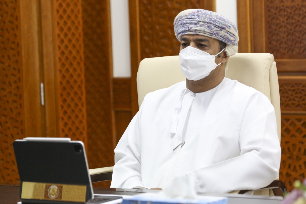 رئيس بلدية ظفار يترأس اجتماع الفريق الوطني لتصريف مياه الأمطار بمحافظة ظفار