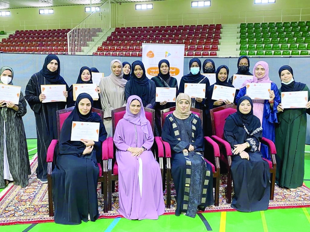 لقطة جماعية للمشاركات في الدورة