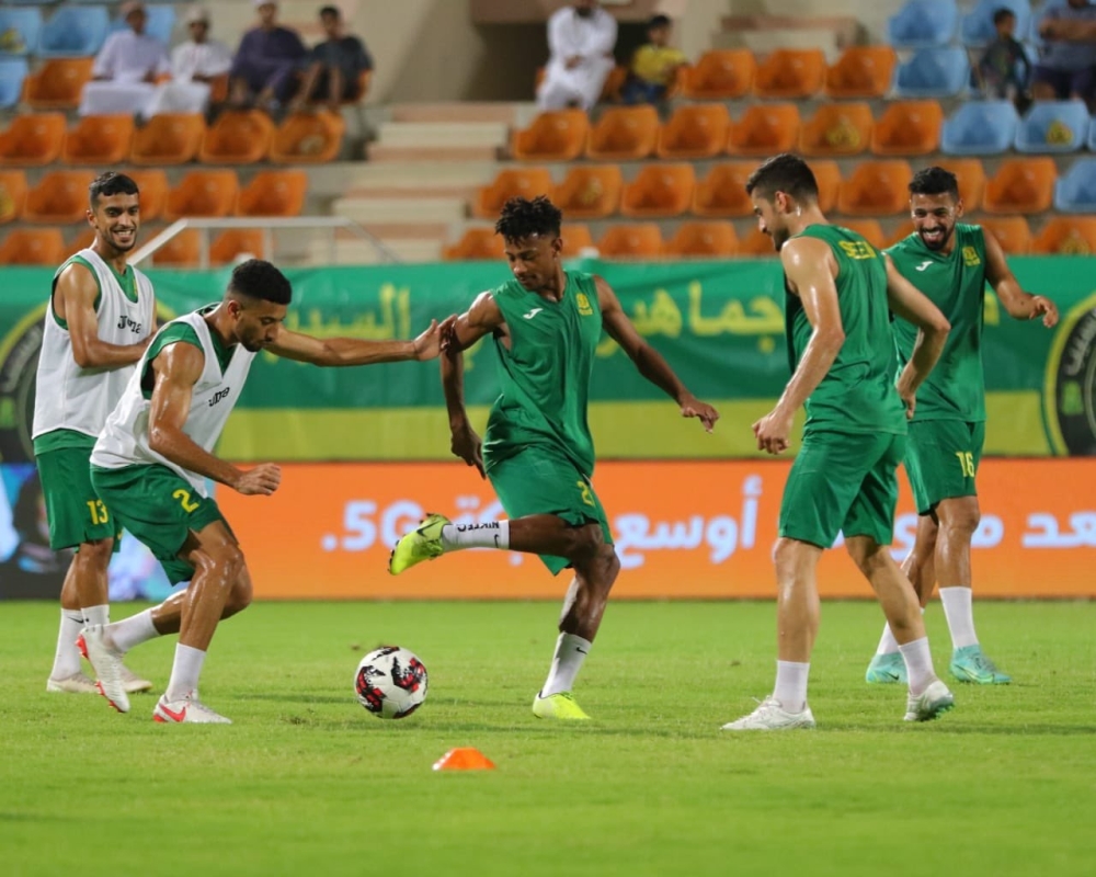 جانب من تدريبات الفريق الكروي بنادي السيب