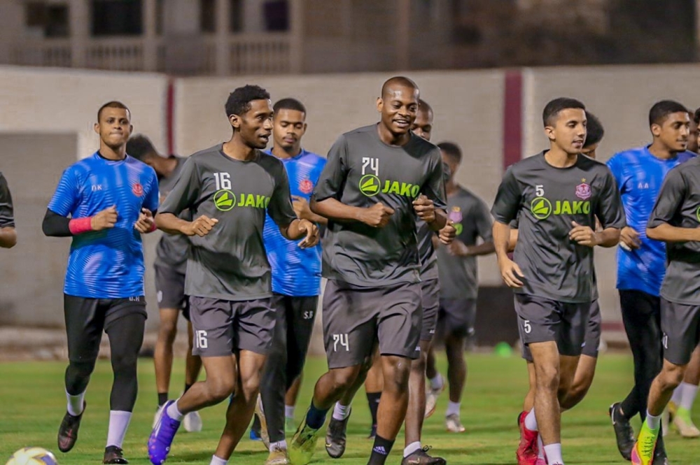 جانب من الحصة التدريبية للفريق الكروي بنادي ظفار