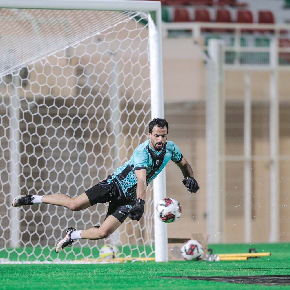 من تدريبات حراس فريق النهضة