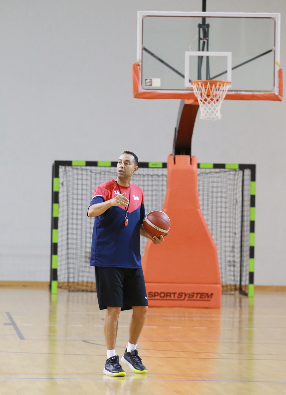 مدرب منتخب السلة