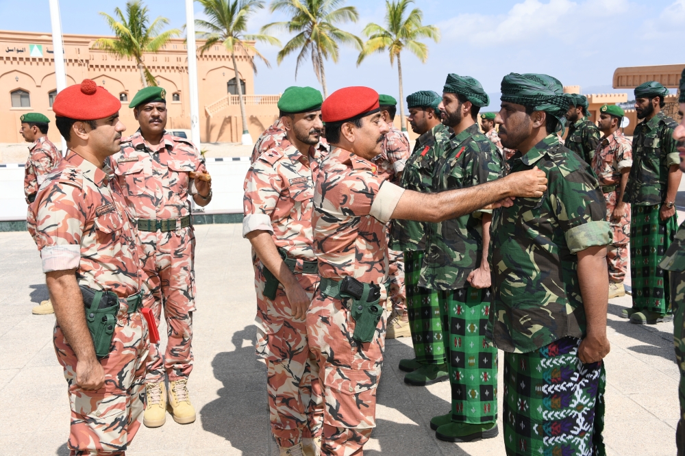 تقليد ميدالية الخدمة الطويلة والسلوك الحسن لعدد من الضباط