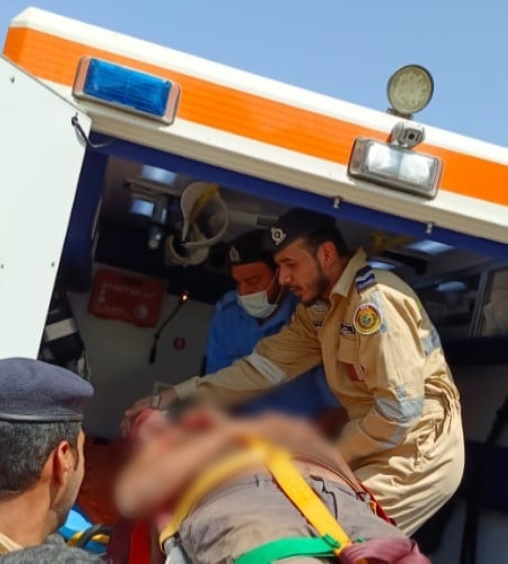 تعامل فرق الإنقاذ مع رجل آسيوي بالجبل الأبيض