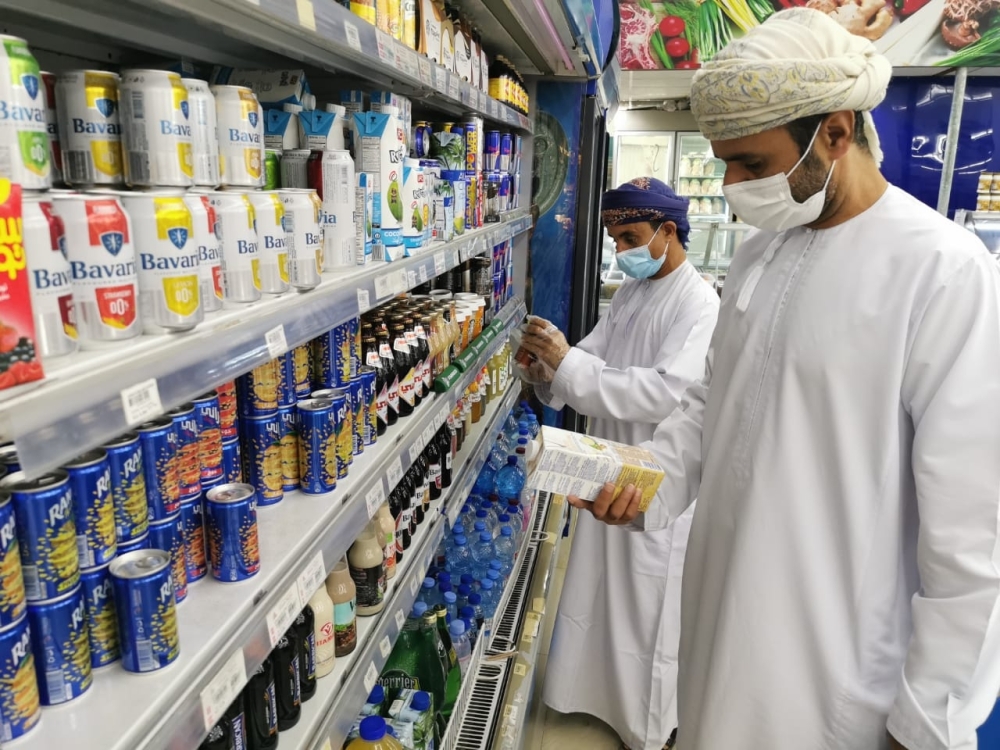 حملات رقابية على الأسواق والمنشآت الغذائية في ولاية صور