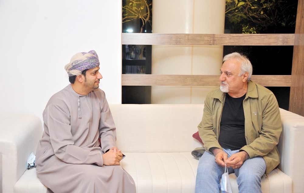 صموئيل شمعون أثناء الحوار لـ «عمان».. تصوير  شمسة الحارثية
