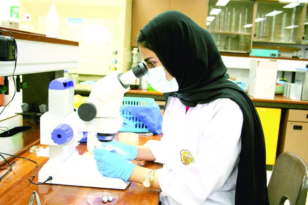 حنان البلوشية خلال إجراء الدراسة البحثية
