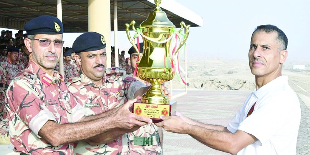 تتويج الكؤوس على المتسابقين والفرق الفائزة